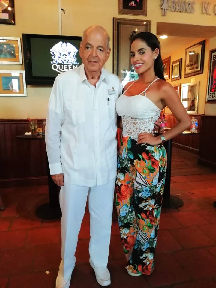 Catalina Hernández Borrero junto al director y dueño del Concurso Nacional de la Belleza, Raymundo Angulo.